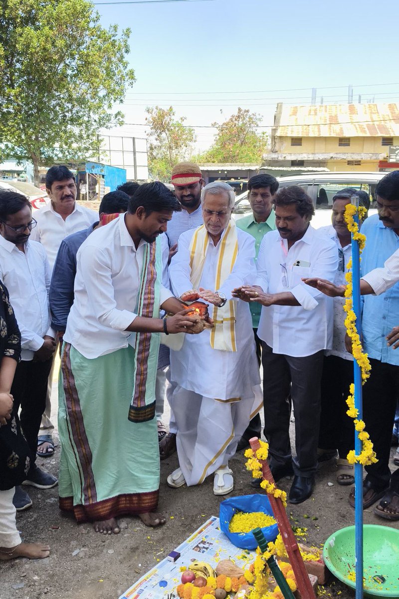 SKardalli's tweet photo. 2025-26ನೇ ಸಾಲಿನ ಕೆ.ಕೆ.ಆರ್.ಡಿ.ಬಿ ಅನುದಾನದ ಮೈಕ್ರೋ ಯೋಜನೆ ಅಡಿಯಲ್ಲಿ ಮಂಜೂರಾದ ಯಾದಗಿರಿ ನಗರದ ಹೊಸ ಬಸ್ಟ್ಯಾಂಡ್‌ ಎದುರುಗಡೆ ಇರುವ ಅನ್ಸಾರ್‌ ಹೊಟೇಲ್‌ ನಿಂದ ಕೆ.ಇ.ಬಿ ಬಾಬ ಮನೆವರೆಗೆ ಚರಂಡಿ ಮತ್ತು ರಸ್ತೆ ನಿರ್ಮಾಣ ಕಾಮಗಾರಿಯ ಗುದ್ದಲಿ ಪೂಜಾ ಕಾರ್ಯಕ್ರಮ ಒಟ್ಟು ಮೊತ್ತ 60.00 ಲಕ್ಷಗಳು @KpccSocialMedia https://t.co/9k42Whhxmh