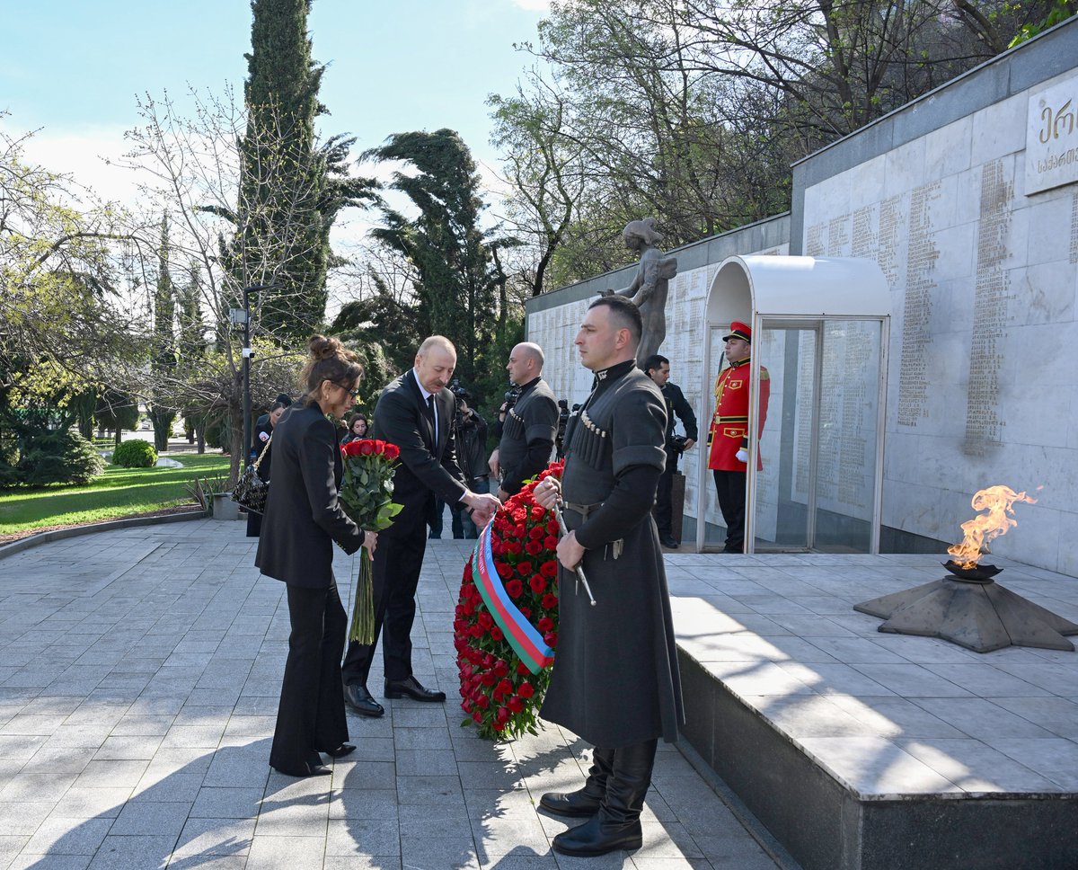 President Ilham Aliyev visited Heroes Memorial in Tbilisi.

president.az/en/articles/vi…