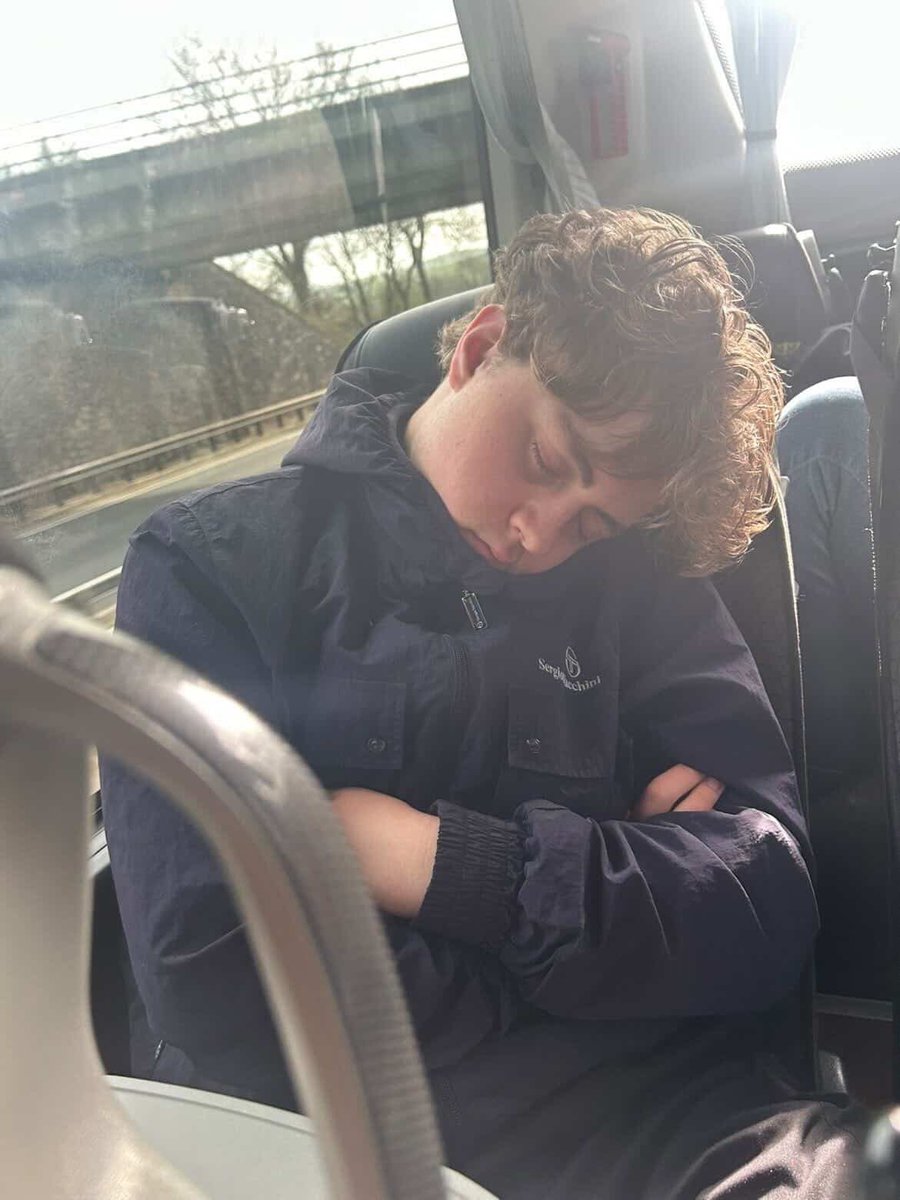away_ends's tweet photo. Chesterfield Sleeper Going To Barrow What A Long Bank Holiday (Today)😴📸…

(#)- #Spireites | #WeAreBarrow https://t.co/l92DhhKQRa