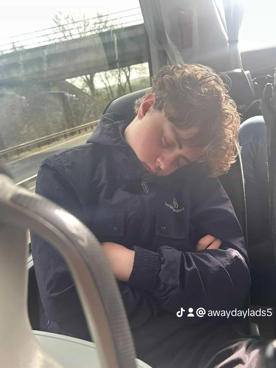 awaydayladsfs's tweet image. the long bank holiday weekend separates the boys from the men. 
as we can see by this chesterfield fan on his way to barrow right now.

#awaydaysleeper #chesterfield #barrow #league2 #bankholiday