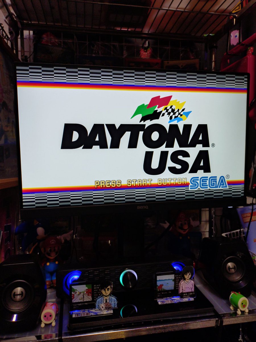 hachiroutaspla3's tweet image. Rolling Start！！
デイトナUSAの家庭用移植で手頃なのは、PS3のダウンロード版が一番クオリティ高いんじゃないかと。
オンライン対戦は流石に機能してないっぽいですが、アーケードモードが遊べるだけでもかなり楽しいですね。
デイト〜ナ〜〜♪
#レトロゲーム 
#デイトナUSA 
#SEGA