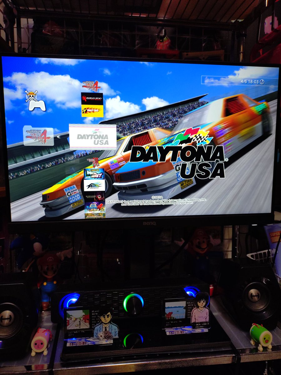 hachiroutaspla3's tweet image. Rolling Start！！
デイトナUSAの家庭用移植で手頃なのは、PS3のダウンロード版が一番クオリティ高いんじゃないかと。
オンライン対戦は流石に機能してないっぽいですが、アーケードモードが遊べるだけでもかなり楽しいですね。
デイト〜ナ〜〜♪
#レトロゲーム 
#デイトナUSA 
#SEGA
