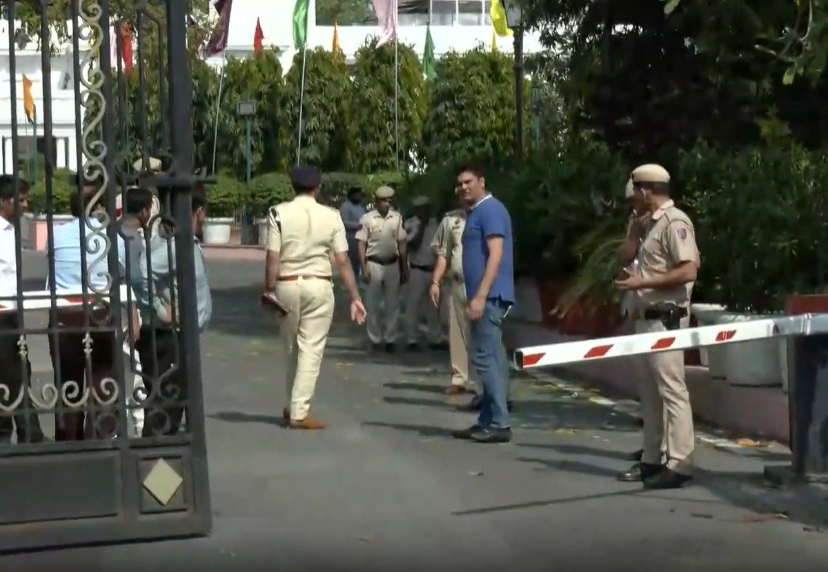 DynamiteNews_'s tweet image. Major security breach at Delhi Assembly as a car breaks through barricades and enters the premises; probe underway, CCTV footage being scanned to identify the vehicle.

#DelhiAssembly #SecurityBreach #DelhiPolice #BreakingNews #India

@DelhiPolice @DelhiAssembly