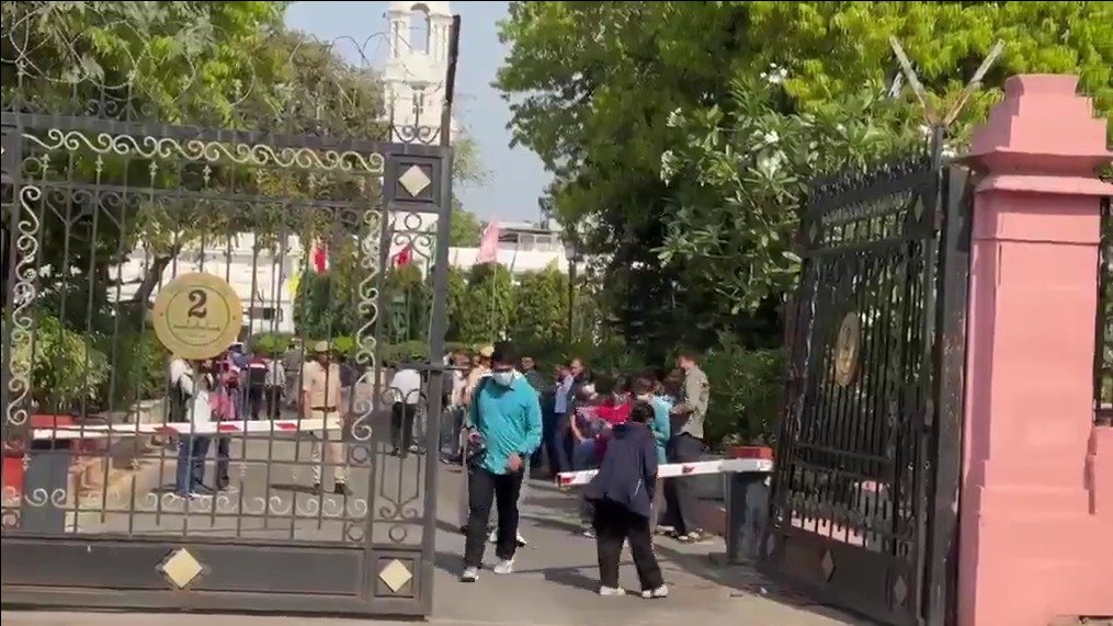 DynamiteNews_'s tweet image. Major security breach at Delhi Assembly as a car breaks through barricades and enters the premises; probe underway, CCTV footage being scanned to identify the vehicle.

#DelhiAssembly #SecurityBreach #DelhiPolice #BreakingNews #India

@DelhiPolice @DelhiAssembly