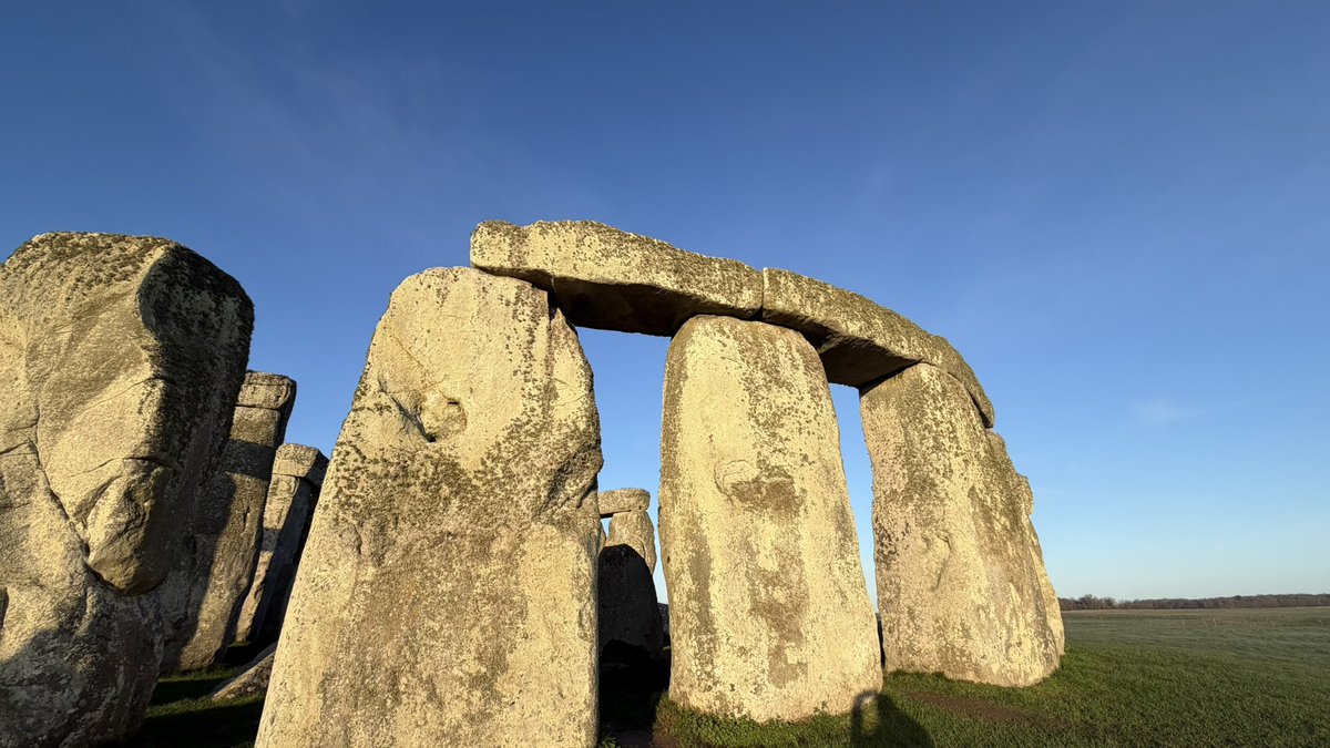 Sunrise at Stonehenge today (6th April) was at 6.33am, sunset is at 7.47pm ☀️