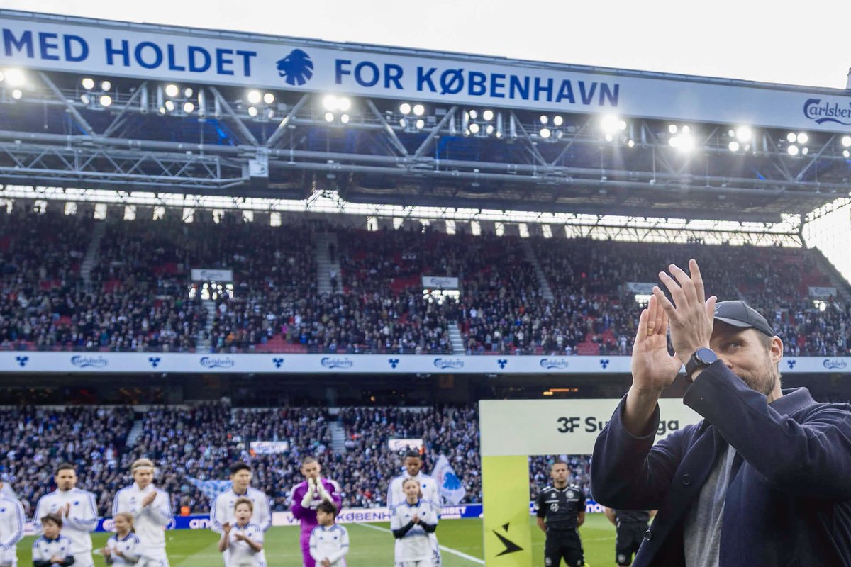 CphSundays's tweet photo. VELKOMMEN, BO
Der var blomster fra F.C. København Fanklub til Bo Svensson i Parken, forud for søndagens debut til den nye cheftræner.
Fotos: Tobias Kongsvang/FCKFC @TKongsvang @FCKFC
#fcklive #fckfc #sldk https://t.co/fgnXWWCFRD