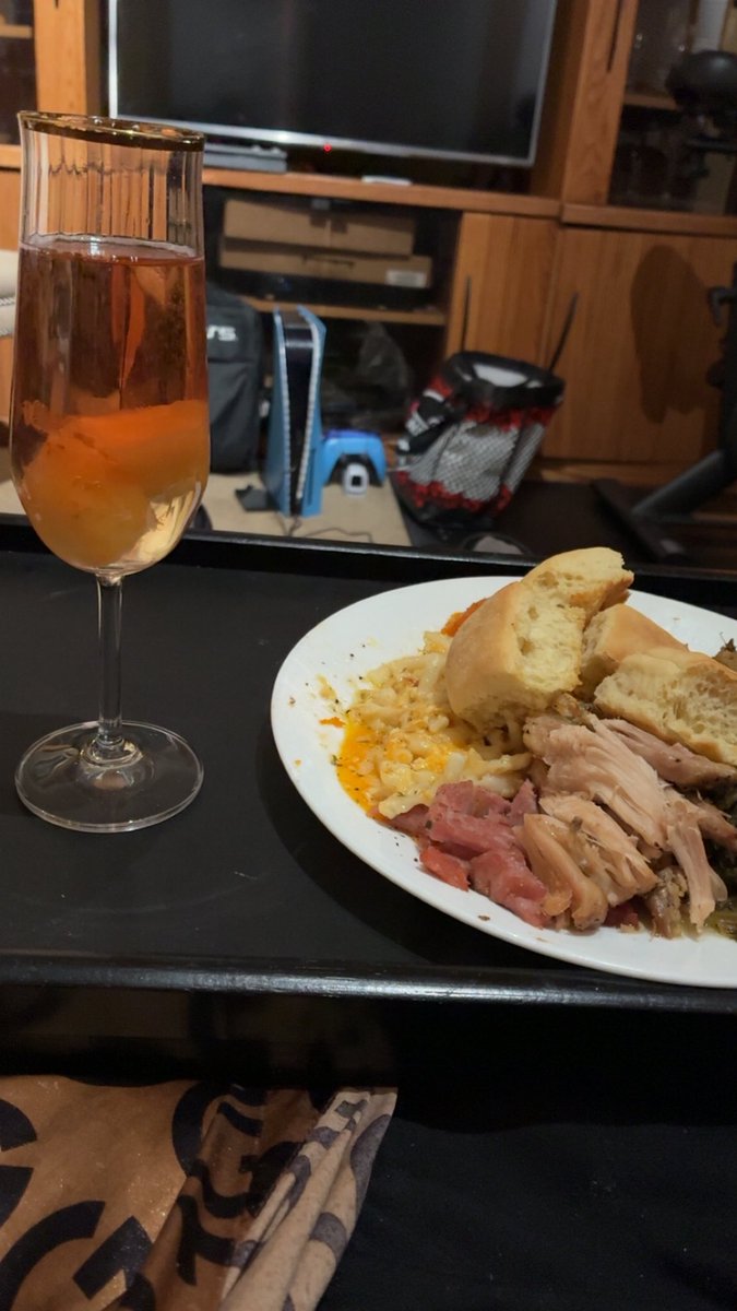 IBoulevardez's tweet photo. Yes, everyone I am a chef and I still do cook the kitchen down. The dessert was a new collaboration, and new creation. 👨🏽‍🍳🥂🍾🍽️ #EasterDinner #RoséBubbly #ChicagoChef https://t.co/ymuS7pFpyB