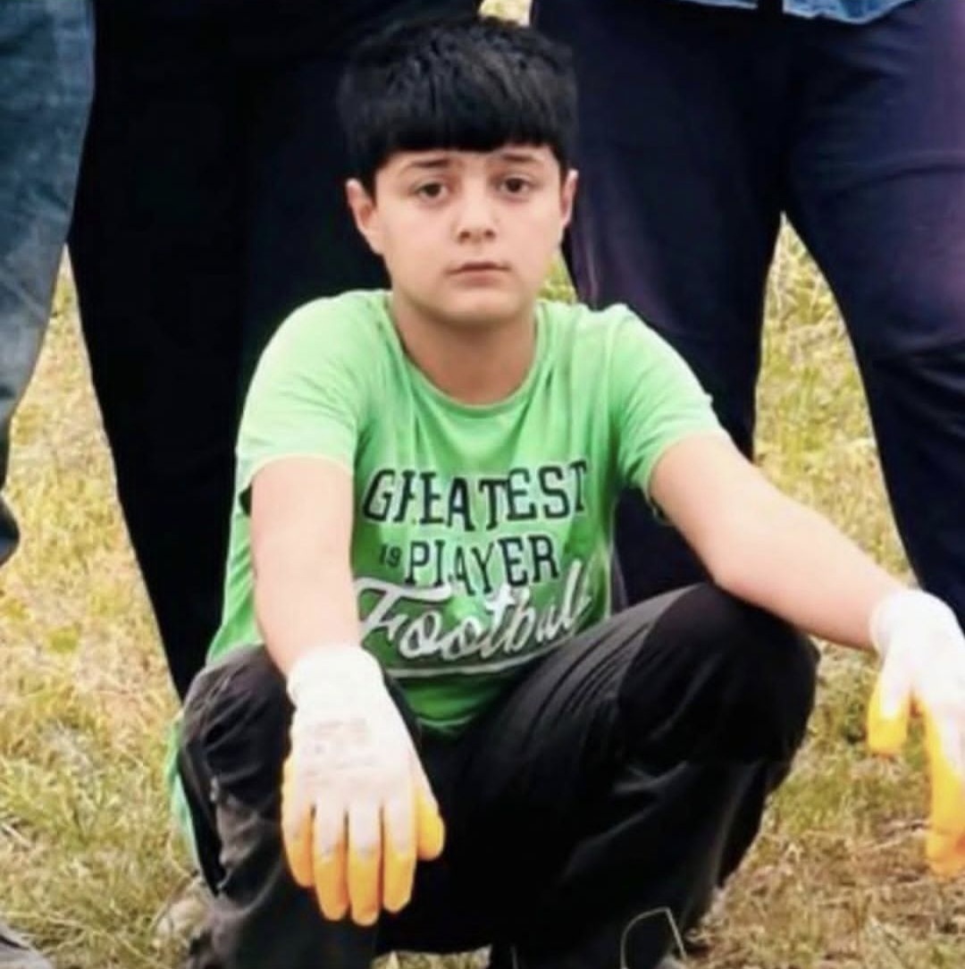 isigmeclisi's tweet photo. Miran Tutar..
12 yaşında..
Batman Merkez Oymataş Köyü'nde 23.30 sularında ahırda inekleri sağarken prizden elektrik akımına kapılarak hayatını kaybetti.. https://t.co/gQvPvg6eWA