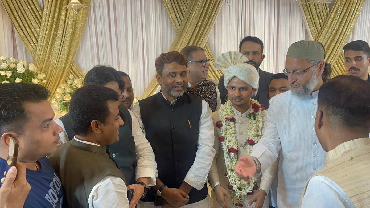 AkhtarulImanMLA's tweet image. पटना के होटल मौर्य में आयोजित एक शानदार शादी समारोह में Akhtarul Iman साहब ने शिरकत की, जहाँ पार्टी के राष्ट्रीय अध्यक्ष Asaduddin Owaisi साहब सहित कई गणमान्य हस्तियाँ मौजूद रहीं।
अल्लाह तआला इस नए रिश्ते को हमेशा खुशहाल और सलामत रखे। आमीन 🤲
#Admin #AIMIM #AsaduddinOwaisi