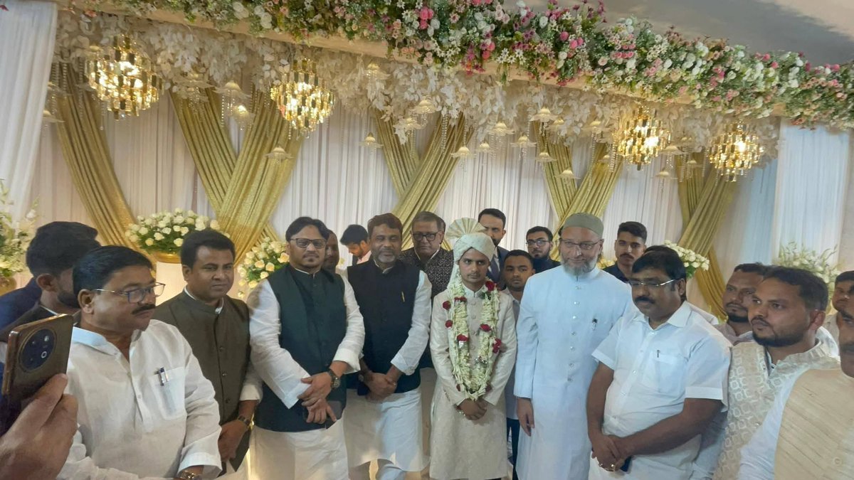 AkhtarulImanMLA's tweet image. पटना के होटल मौर्य में आयोजित एक शानदार शादी समारोह में Akhtarul Iman साहब ने शिरकत की, जहाँ पार्टी के राष्ट्रीय अध्यक्ष Asaduddin Owaisi साहब सहित कई गणमान्य हस्तियाँ मौजूद रहीं।
अल्लाह तआला इस नए रिश्ते को हमेशा खुशहाल और सलामत रखे। आमीन 🤲
#Admin #AIMIM #AsaduddinOwaisi