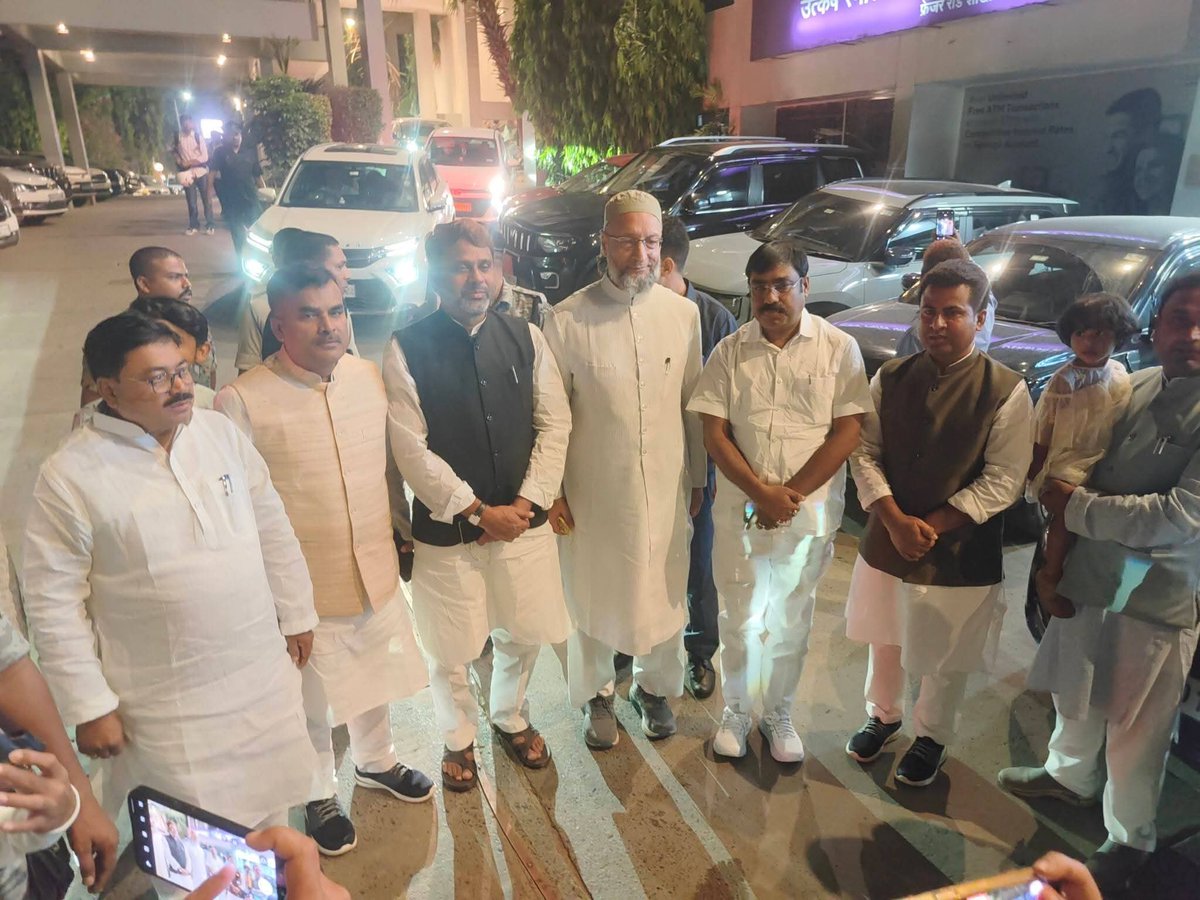 AkhtarulImanMLA's tweet image. पटना के होटल मौर्य में आयोजित एक शानदार शादी समारोह में Akhtarul Iman साहब ने शिरकत की, जहाँ पार्टी के राष्ट्रीय अध्यक्ष Asaduddin Owaisi साहब सहित कई गणमान्य हस्तियाँ मौजूद रहीं।
अल्लाह तआला इस नए रिश्ते को हमेशा खुशहाल और सलामत रखे। आमीन 🤲
#Admin #AIMIM #AsaduddinOwaisi