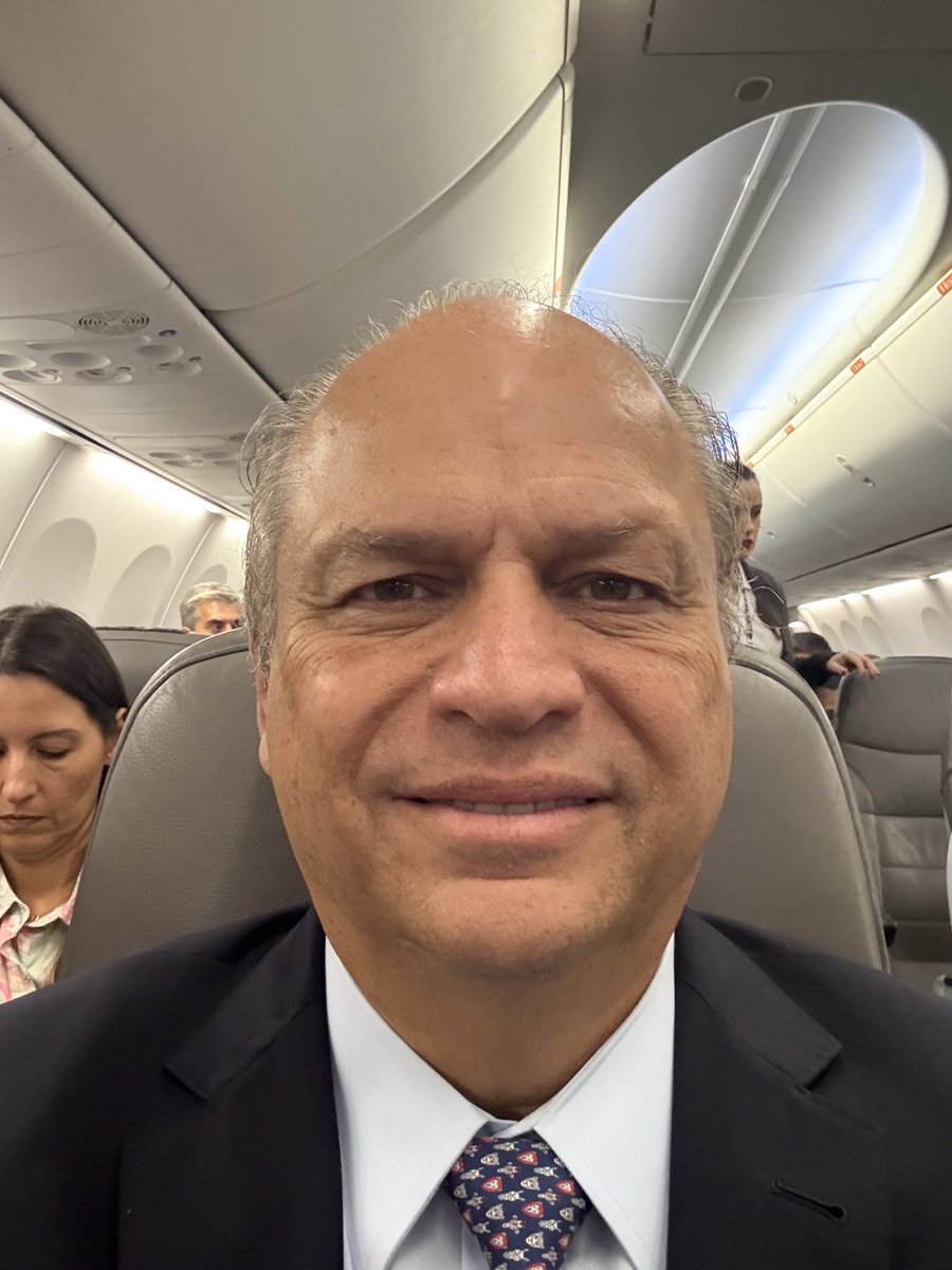 Decolando para Sao Paulo, para participar da reunião do conselho de Saude da FIESP na condição de ex-ministro da Saude. Naquela oportunidade economizamos RS 5 bilhões com gestão eficiente e reaplicamos tudo em mais serviços de saude a população.