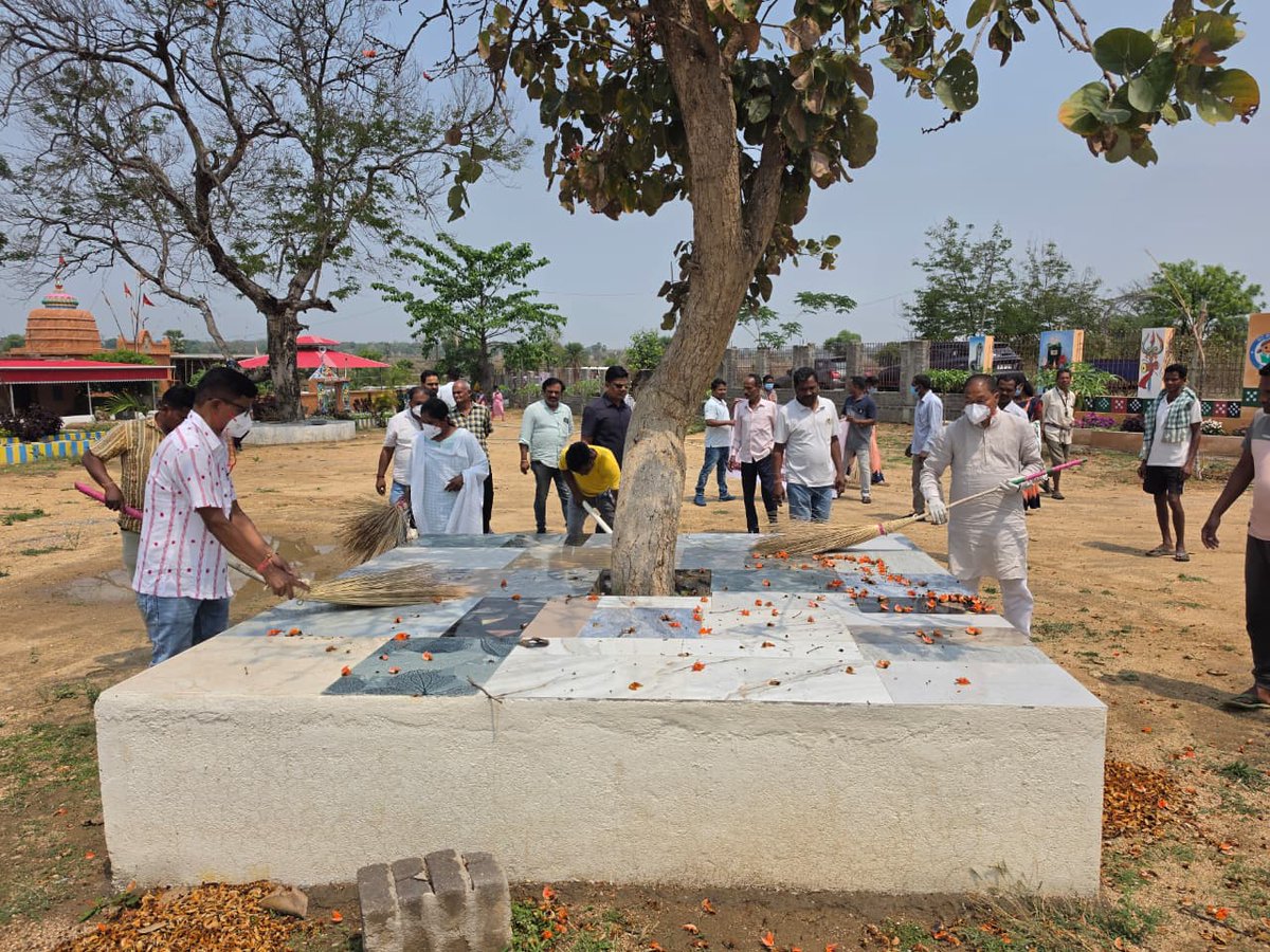 SubdegaS's tweet photo. "ଓଡ଼ିଆ ପକ୍ଷ ପାଳନ"  "ସ୍ୱଚ୍ଛତା ଅଭିଯାନ" \ ଦମକୁଡା ସ୍ଥିତ ଶିବ ମନ୍ଦିର ପ୍ରାଙ୍ଗଣ ରେ ହୋଇ ଥିବା କାର୍ଯ୍ୟକ୍ରମ ରେ ମାନ୍ୟବର ଉପ-ବାଚସ୍ପତି ଶ୍ରୀ ଭବାନୀ ଭୋଇ ମହୋଦୟ ଯୋଗ ଦେଇ ସ୍ୱଚ୍ଛତା ଅଭିଯାନ ରେ ସାମିଲ ହୋଇ ଥିଲେ \ #odiapakhya #swachhbharatmission  #SwachhBharatAbhiyan #administration @PRDeptOdisha https://t.co/oXS1zP0J9k