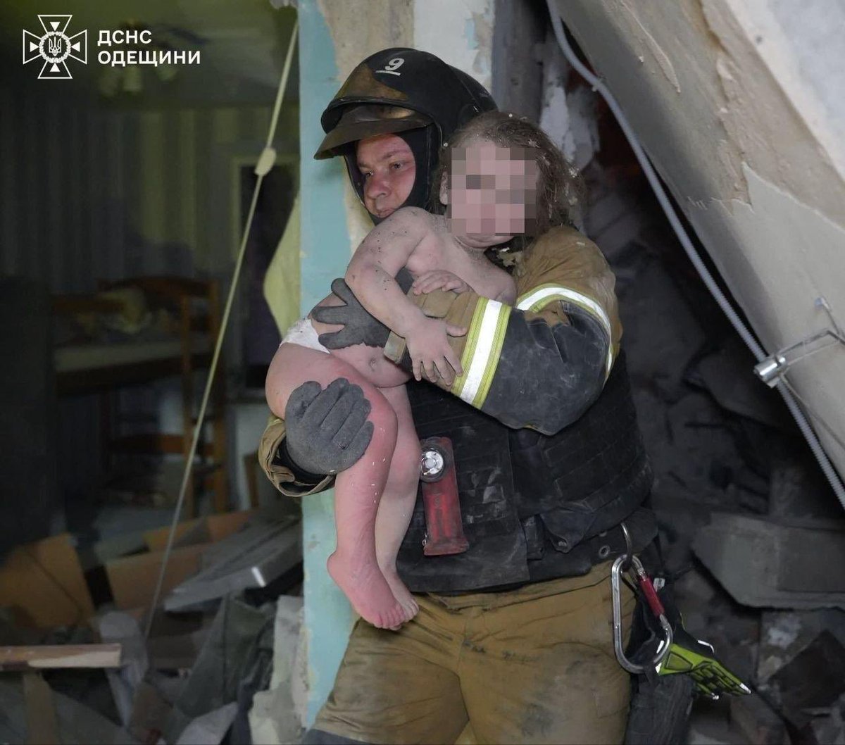 nef_students's tweet image. #russie a attaqué #Odesa cette nuit

des immeubles résidentiels, un dortoir, une installation énergétique et une crèche ont été endommagés…

plus de 15 #blessés et 3 #morts, dont un enfant de 2 ans…

#russie ne semble pas vouloir s'arrêter!

#RussiaIsATerroristState