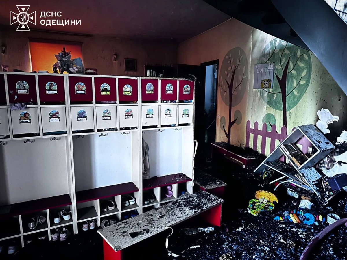 nef_students's tweet image. #russie a attaqué #Odesa cette nuit

des immeubles résidentiels, un dortoir, une installation énergétique et une crèche ont été endommagés…

plus de 15 #blessés et 3 #morts, dont un enfant de 2 ans…

#russie ne semble pas vouloir s'arrêter!

#RussiaIsATerroristState