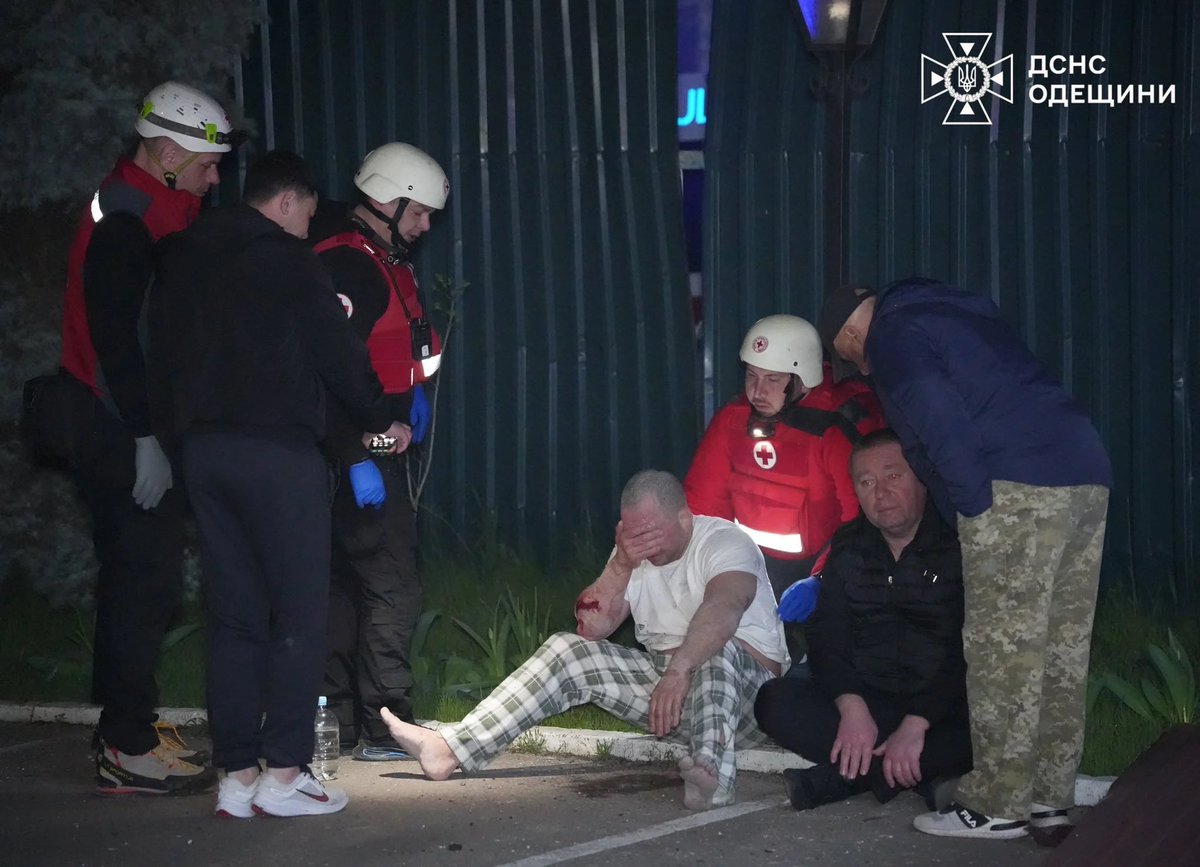 nef_students's tweet image. #russie a attaqué #Odesa cette nuit

des immeubles résidentiels, un dortoir, une installation énergétique et une crèche ont été endommagés…

plus de 15 #blessés et 3 #morts, dont un enfant de 2 ans…

#russie ne semble pas vouloir s'arrêter!

#RussiaIsATerroristState