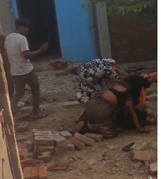 bstvlive's tweet image. जालौन: जमीनी विवाद में महिलाओं के बीच भिड़ंत 

➡एक महिला ने पहुंचकर किया बीच बचाव
➡वीडियो सोशल मीडिया पर हुआ वायरल
➡कालपी क्षेत्र के रावगंज इलाके का मामला

#Jalaun #WomenClash #LocalNews @jalaunpolice