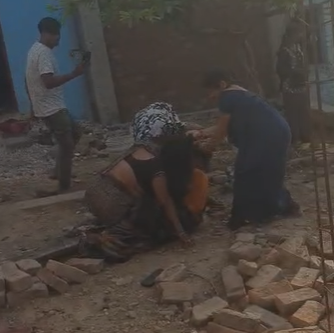 bstvlive's tweet image. जालौन: जमीनी विवाद में महिलाओं के बीच भिड़ंत 

➡एक महिला ने पहुंचकर किया बीच बचाव
➡वीडियो सोशल मीडिया पर हुआ वायरल
➡कालपी क्षेत्र के रावगंज इलाके का मामला

#Jalaun #WomenClash #LocalNews @jalaunpolice