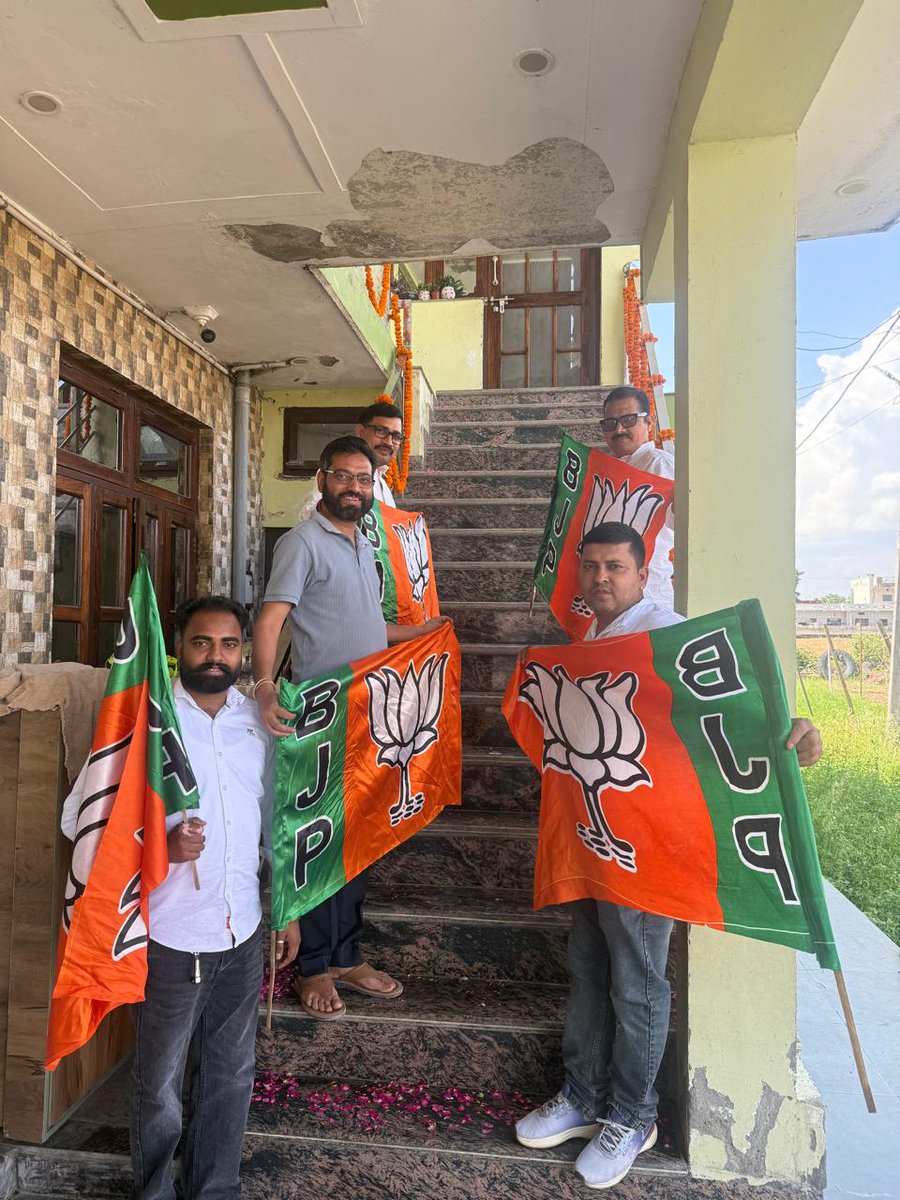 PankajJuglan's tweet photo. Exभारतीय जनता पार्टी की स्थापना के 47 वर्ष पूर्ण होने पर सभी कार्यकर्ताओं को और समर्थकों को हार्दिक बधाई ।

भाजपा के सफलतापूर्वक 47 वर्ष के  उपलक्ष्य में आज अपने आवास पर झंडा  फहराया।

#BJP 
#47YearsOfNationFirst आज https://t.co/pc66XRDu5X