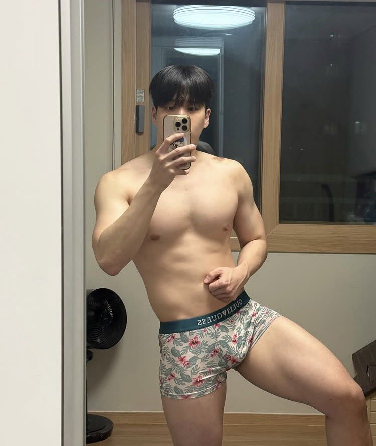 bodycrave's tweet photo. asian men are so fine https://t.co/FTacQFdYZg