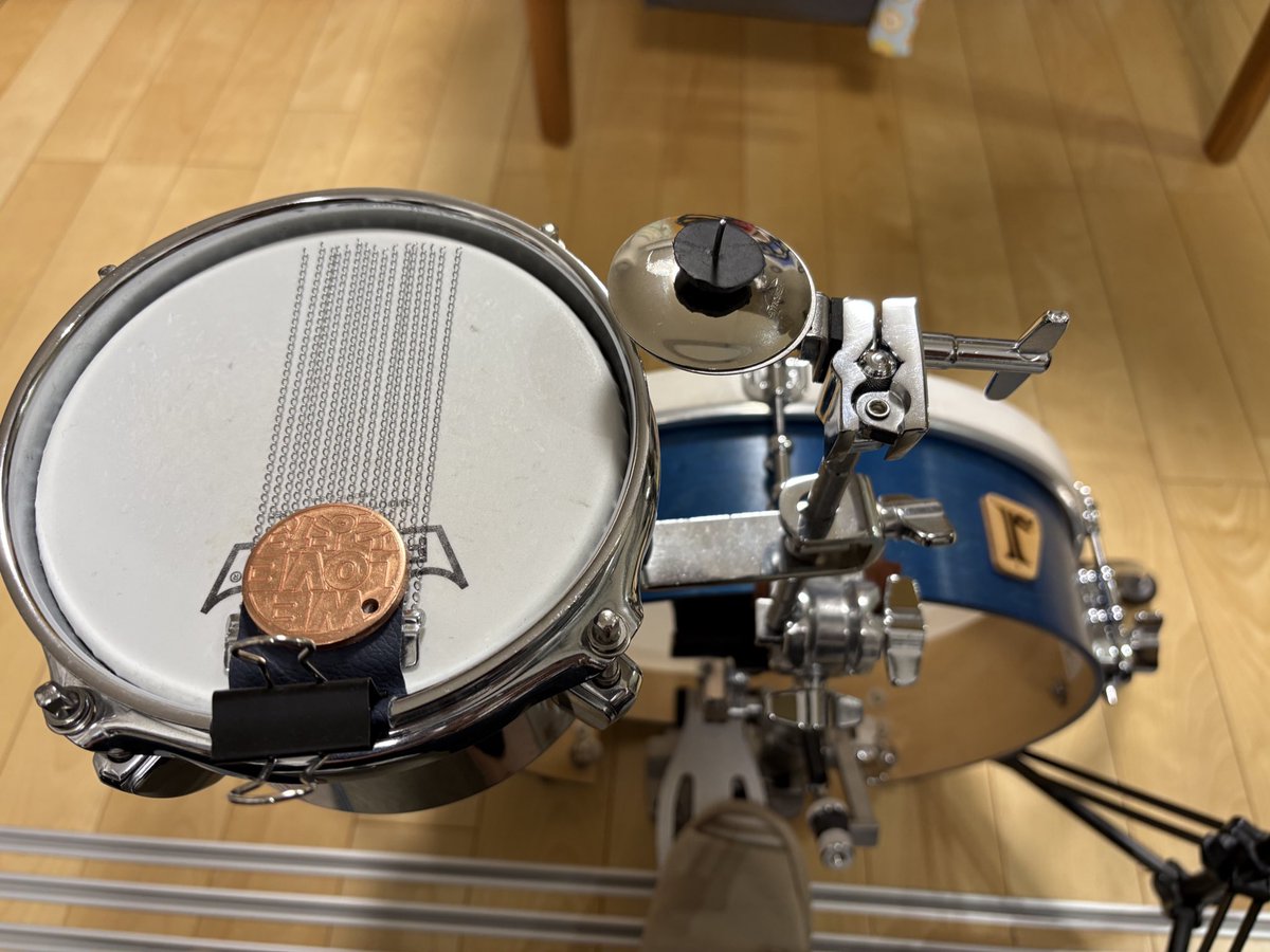 drummer_yoshiki's tweet image. すごいものを作ってしまったかもしれない…
ハイハットとスネアの代用として申し分なくて、そうするとハイハットスタンドとスネアスタンドを省略できてしまう
シンバルスタンドも譜面台転用品で超軽い
#riddim
#emjmod
#持ち運びドラム