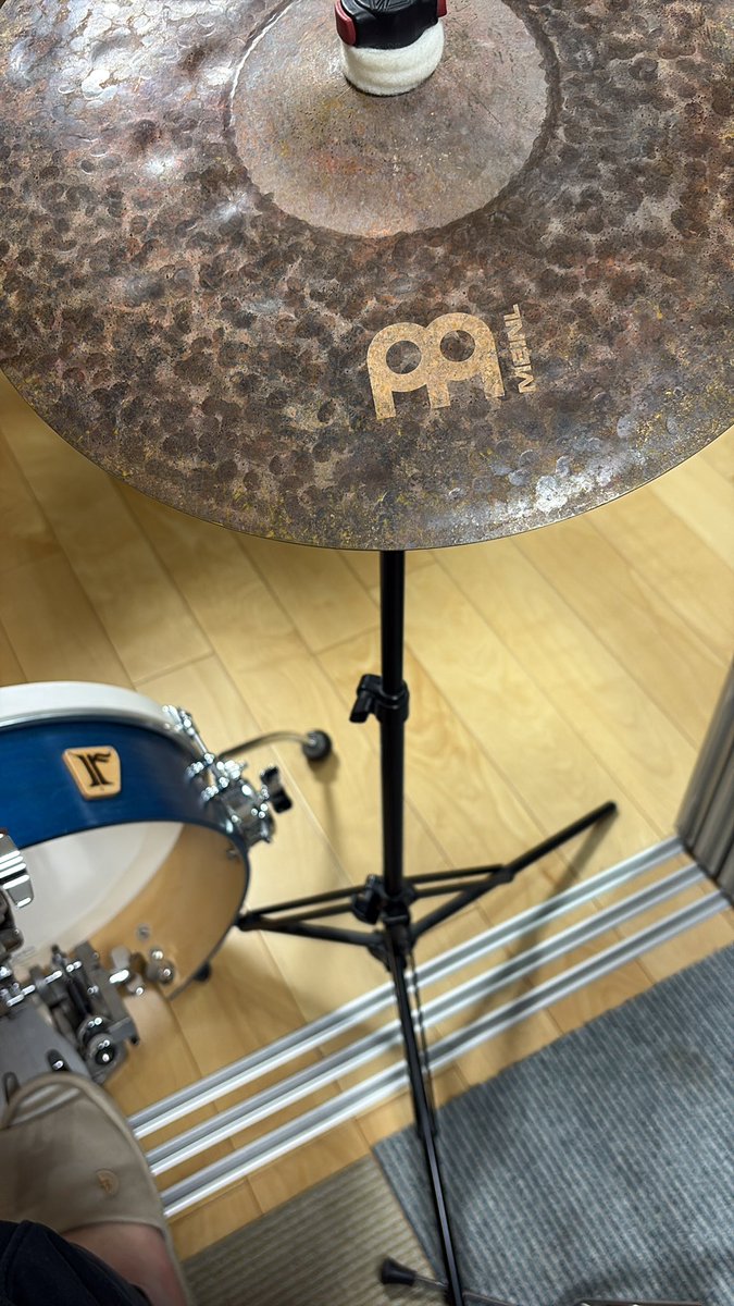 drummer_yoshiki's tweet image. すごいものを作ってしまったかもしれない…
ハイハットとスネアの代用として申し分なくて、そうするとハイハットスタンドとスネアスタンドを省略できてしまう
シンバルスタンドも譜面台転用品で超軽い
#riddim
#emjmod
#持ち運びドラム