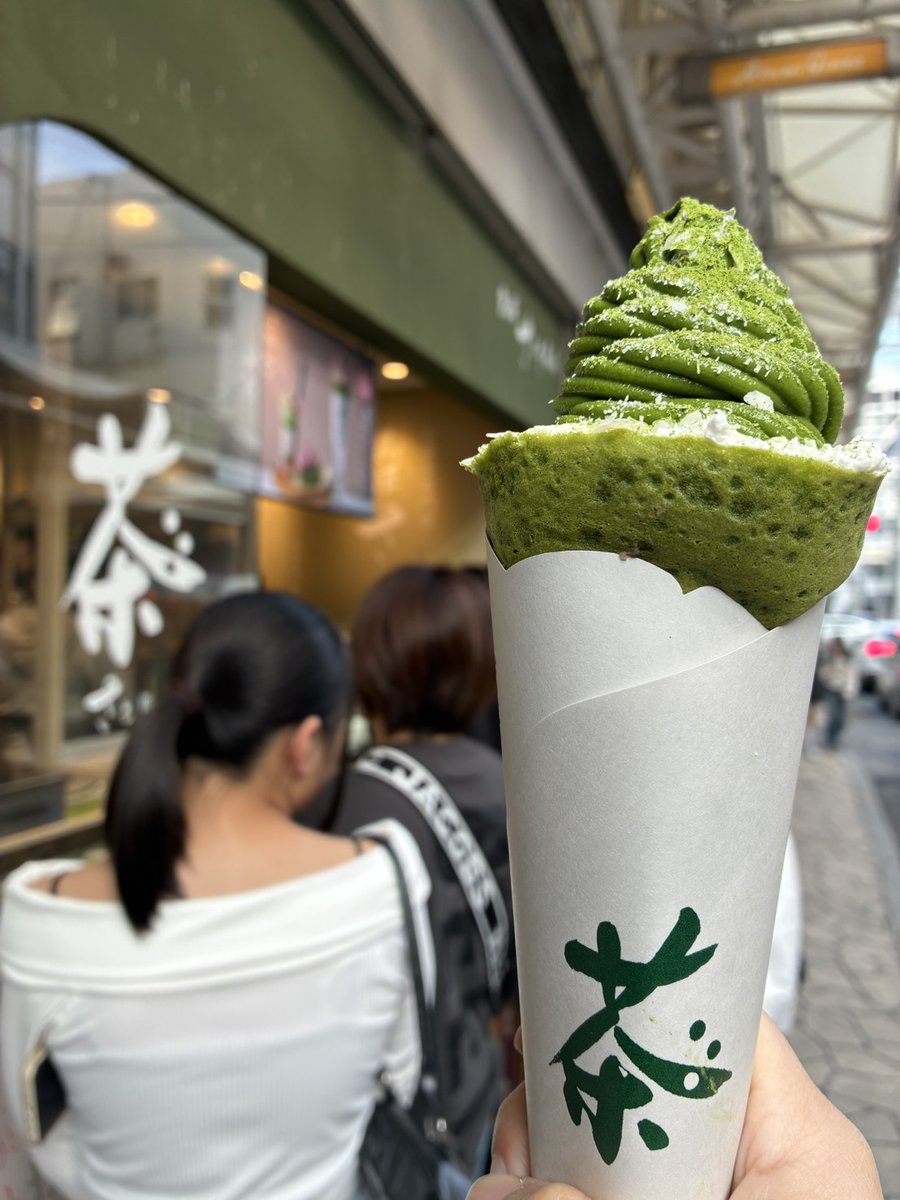flws_staff's tweet photo. おはようございます🍵
熱海多分初めて行きました🍵よくテレビやSNSで見てたから行った事があるのかと思ってましたが、まさかの初来訪💡
サーバーから注ぐドラフトティーやお茶クレープも最高だったのですが、熱海ヨーグルトがめっちゃくちゃ美味しくて感動😭また行きたいです！
#企業公式相互フォロー https://t.co/6EimeaCrFQ