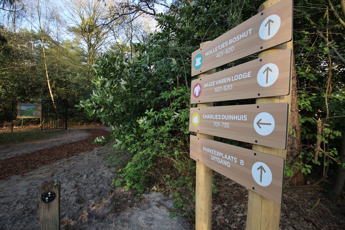 jeroen_twee's tweet photo. Je mag de Tovertuin best met de Efteling vergelijken. Zo hebben beide parken een gloednieuw 'wayfinding-systeem', waarbij niet elk bordje de goede kant op wijst... Bijvoorbeeld Charlies Duinhuis. Volg je de pijl, dan loop je zo de Kalmhoutse Heide in! #Tovertuin https://t.co/AHKBL7hvmF