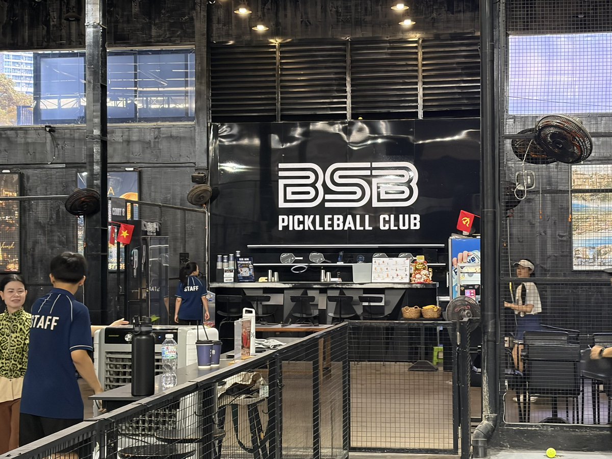 ks_tracks's tweet photo. One of the more upscale courts in Ho Chi Minh City! The music is loud and intense, the drinks are plentiful, and the vibe really gets you hyped. They also host frequent open play sessions, so I highly recommend checking it out if you’re visiting!

#pickleball #ピックルボール #hcm https://t.co/a6QAGQS0EM