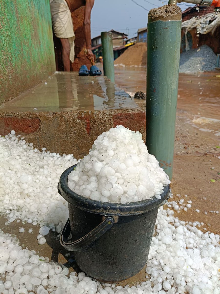 otvkhabar's tweet image. #ପାଟଣାଗଡ଼ରେ_କୁଆ_ପଥର_ବର୍ଷା
-ବଲାଙ୍ଗିର ପାଟଣାଗଡ଼ ଅଞ୍ଚଳରେ କୁଆ ପଥର ବର୍ଷା
-ଘର ଛପର ଭାଙ୍ଗିଲା, ବ୍ୟାପକ ଫସଲ ନଷ୍ଟ
#Bolangir #Bomb #BombBlast #Odisha #OTV