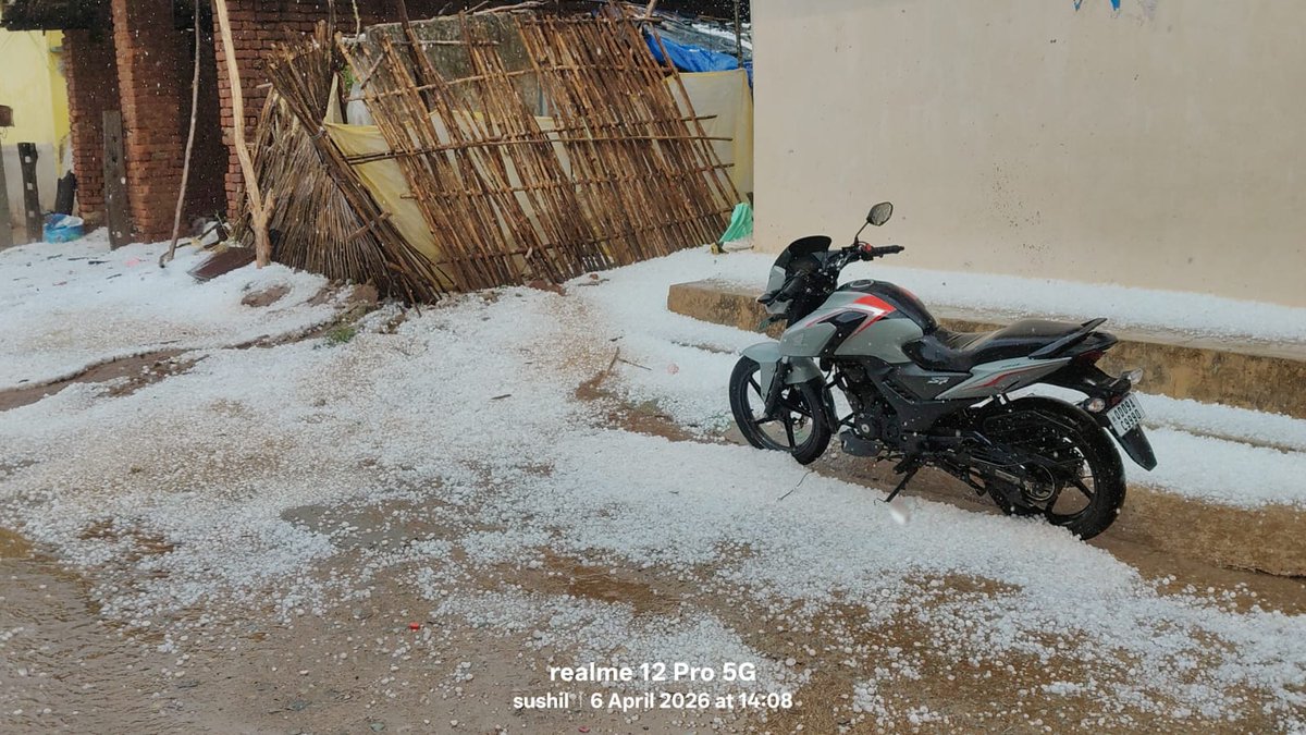 otvkhabar's tweet image. #ପାଟଣାଗଡ଼ରେ_କୁଆ_ପଥର_ବର୍ଷା
-ବଲାଙ୍ଗିର ପାଟଣାଗଡ଼ ଅଞ୍ଚଳରେ କୁଆ ପଥର ବର୍ଷା
-ଘର ଛପର ଭାଙ୍ଗିଲା, ବ୍ୟାପକ ଫସଲ ନଷ୍ଟ
#Bolangir #Bomb #BombBlast #Odisha #OTV