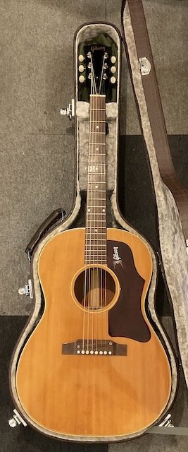 先日、委託でお預かりしました
本物ビンテージ１９６７〜８年物の
Gibson B-25（売れてしまいましたが...)

まずはお客様の売りたい値段で
委託交渉成立致しました〜有難うございます！

是非、皆様も弾かなくなった楽器などありましたら
売るか？委託か？色々とご相談して下さい！
宜しくお願いします