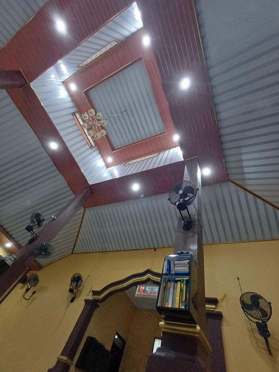 AzmiFirdaus10's tweet photo. Sensasi tenang yang dulu pernah melekat ketika beribadah sekarang terasa hambar, banyak orang berkata "ibadah itu harus fokus" heuuh atuh ai loba pikiran sih kumaha ? Te di pikiran da angger kapikiran 🫠 https://t.co/1VEEdVRJoK