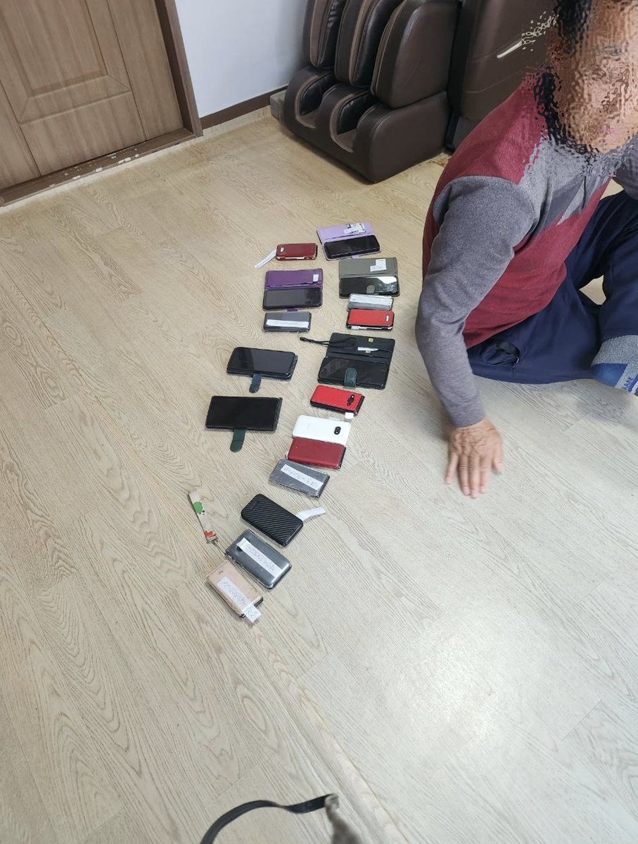 전남 신안군의 한 마을회관에서 촬영된 사진입니다.

6.3 지방선거를 앞두고 당내 경선 여론조사가 한창인 가운데,
휴대폰 여러 대를 바닥에 깔아놓은 장면이 포착됐습니다.

촬영 장면을 본 마을 주민은 화들짝 놀라며 사진을 지우라고 요구했습니다.

신안군은 한때 여론조사 응답률 50%를 기록한