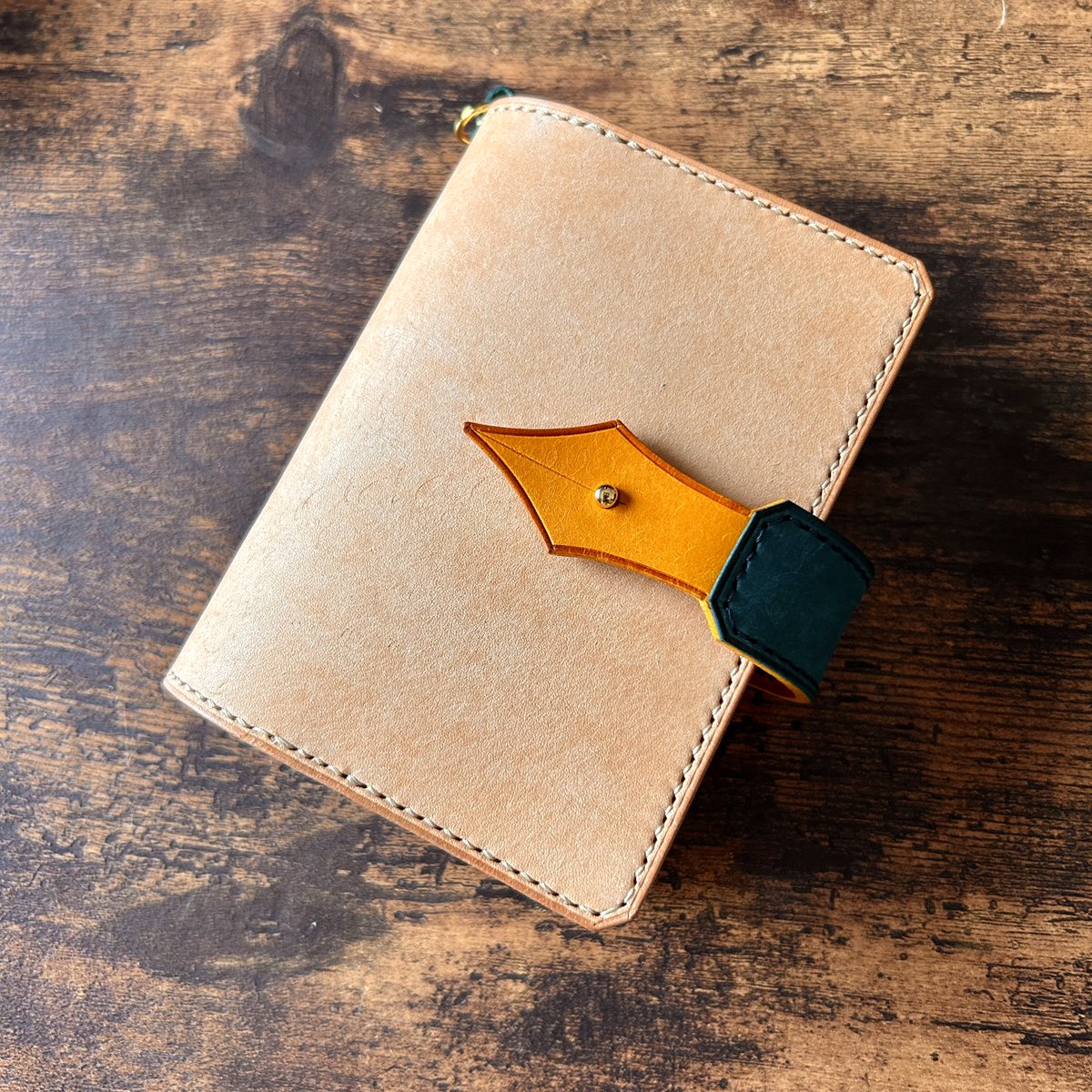 ntctechocreator's tweet photo. 【手帳の市2026春出展者紹介】
Raponte Leather Works:システム手帳・革小物を制作。カラフルな革がずらり!選ぶ時間も楽しい、はじめてでも使いやすいシステム手帳と革小物を作っています。今回は新商品として、万年筆をモチーフにデザインした手帳もお持ちします。 https://t.co/GAU6CQo0Co