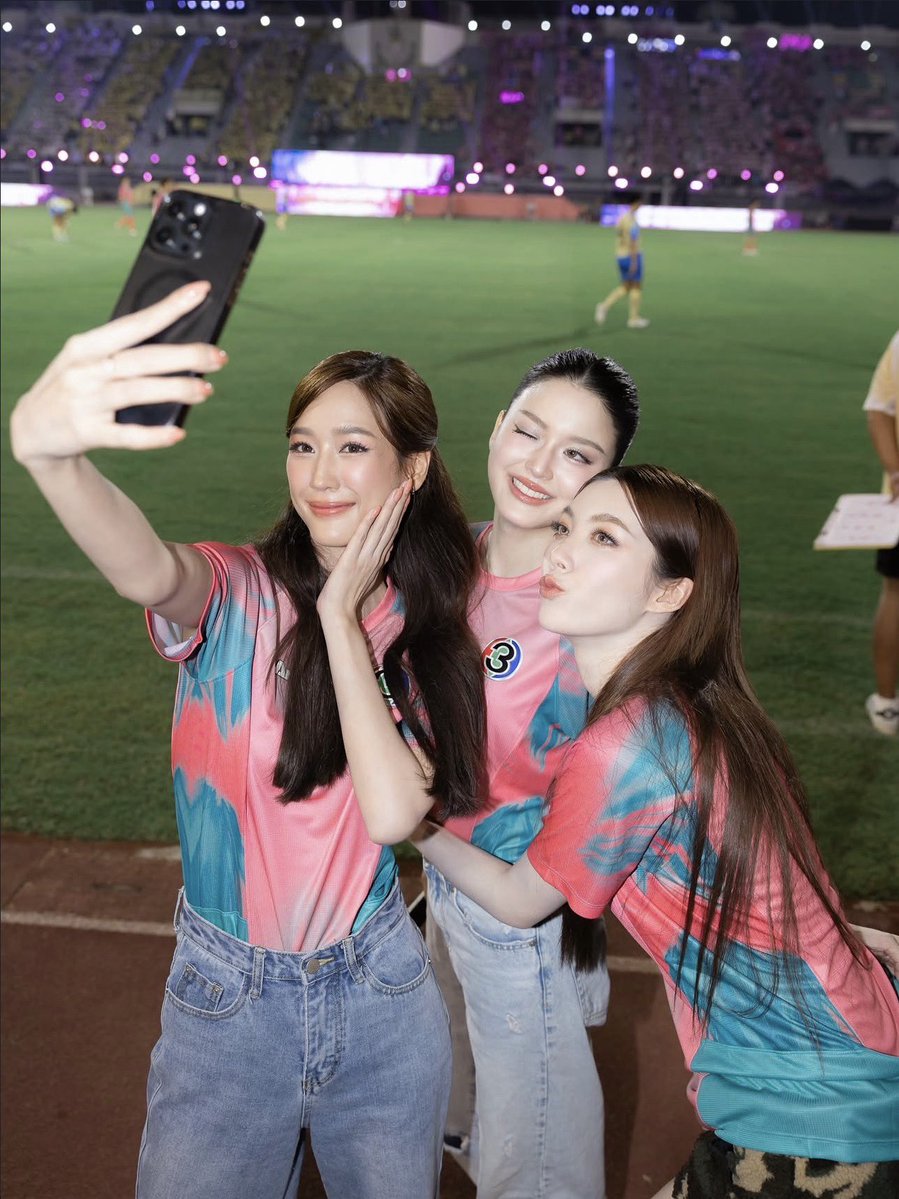 val being random tweet media