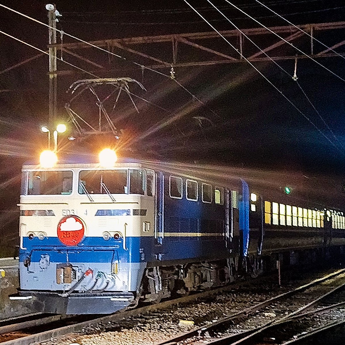 📢「夜行急行」5/9 出発📢
ブルートレインを思わせる塗装の電気機関車「ED31 4」が 国鉄の情緒を宿す「12系」を牽いて走ります。
在りし日の「夜行座席急行」の情緒がそこにあります。🌜✨

🌌夜行急行のお楽しみPOINT🌌
夕食のお弁当
途中駅で味わう夜鳴きそば
凛々しい夜行列車の姿を撮る