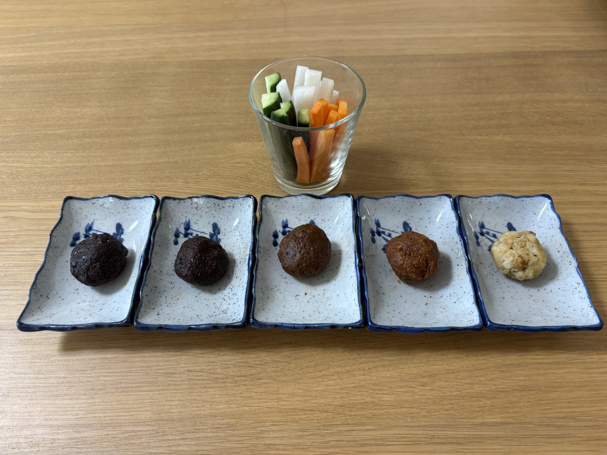 左から
5年前の味噌
4年前の味噌
3年前の味噌
2年前の味噌
去年仕込んだ塩と大豆と米麹