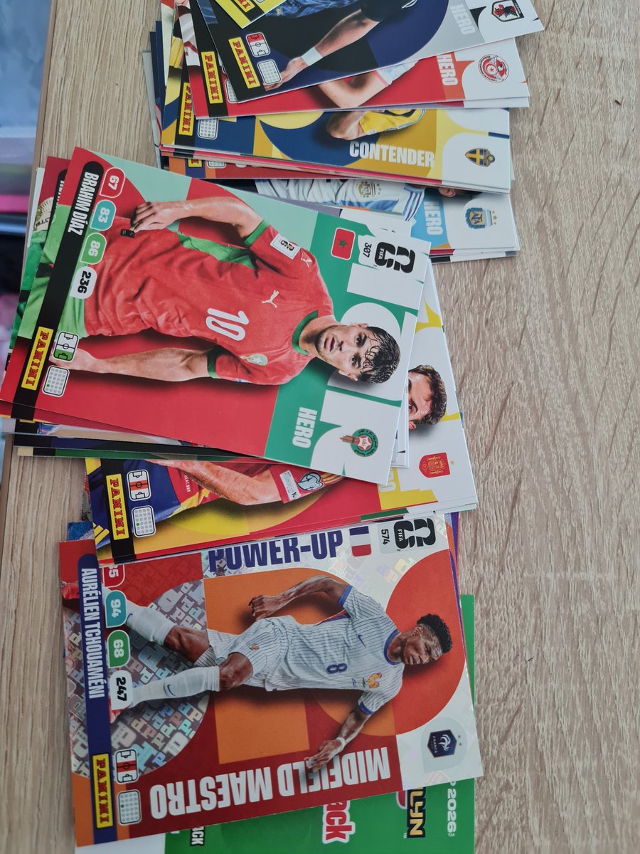 J'ai pas aimé les cartes Adrenalyn XL coupe du monde 
Et vous vous allez faire? Ou plutôt Stickers? #panini #coupedumonde2026