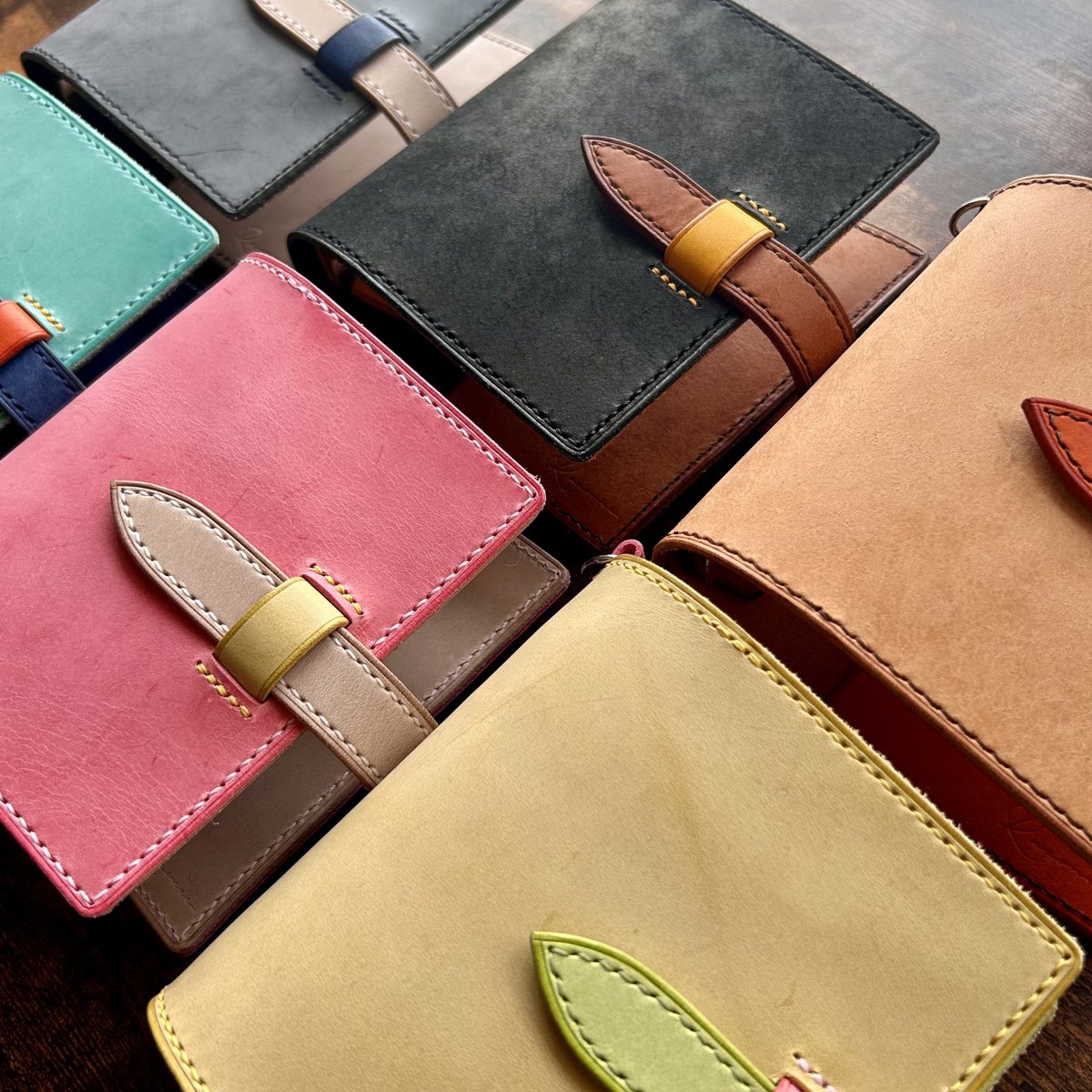 ntctechocreator's tweet photo. 【手帳の市2026春出展者紹介】
Raponte Leather Works:システム手帳・革小物を制作。カラフルな革がずらり!選ぶ時間も楽しい、はじめてでも使いやすいシステム手帳と革小物を作っています。今回は新商品として、万年筆をモチーフにデザインした手帳もお持ちします。 https://t.co/GAU6CQo0Co