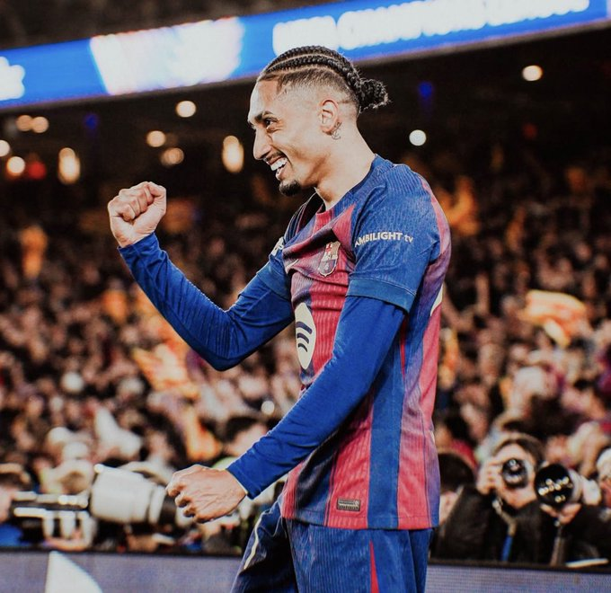 uk_live_fifa's tweet photo. 🚨✈️ Raphinha, back in Barcelona today after spending a week in Brazil following his injury. https://t.co/81IRMV8H73