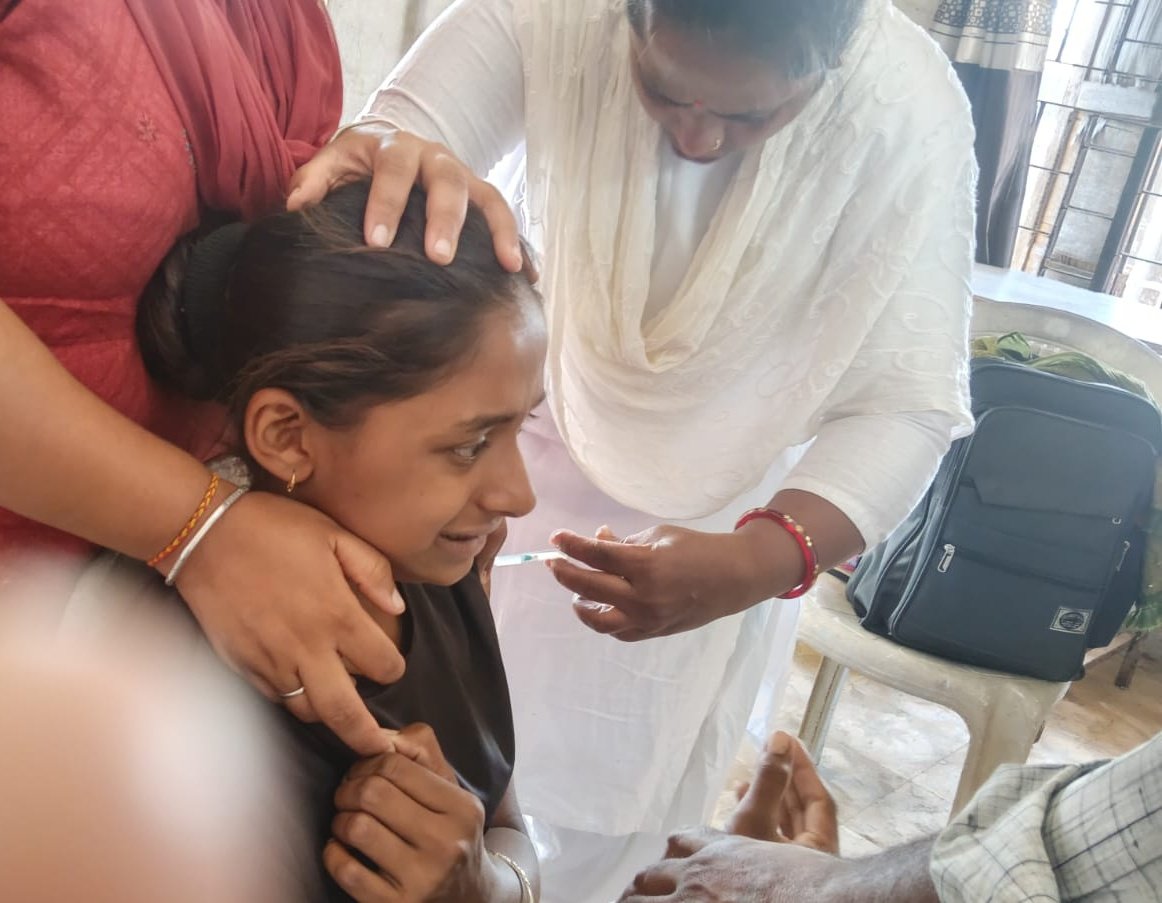 આજ રોજ નવલખી ગામ ખાતે HPVVACCINE માટે વાલી મિટિંગ કરવામાં આવી તેમાં રસીકરણ વિશે માહિતી આપવામાં આવી અને કિશોરીઓ ને રસીકરણ કરવામાં આવ્યું.. #HpvVaccine #Hpv #AtletiBarça #HealthAwareness #healthcarein #paredãobbb #HealthyHabits