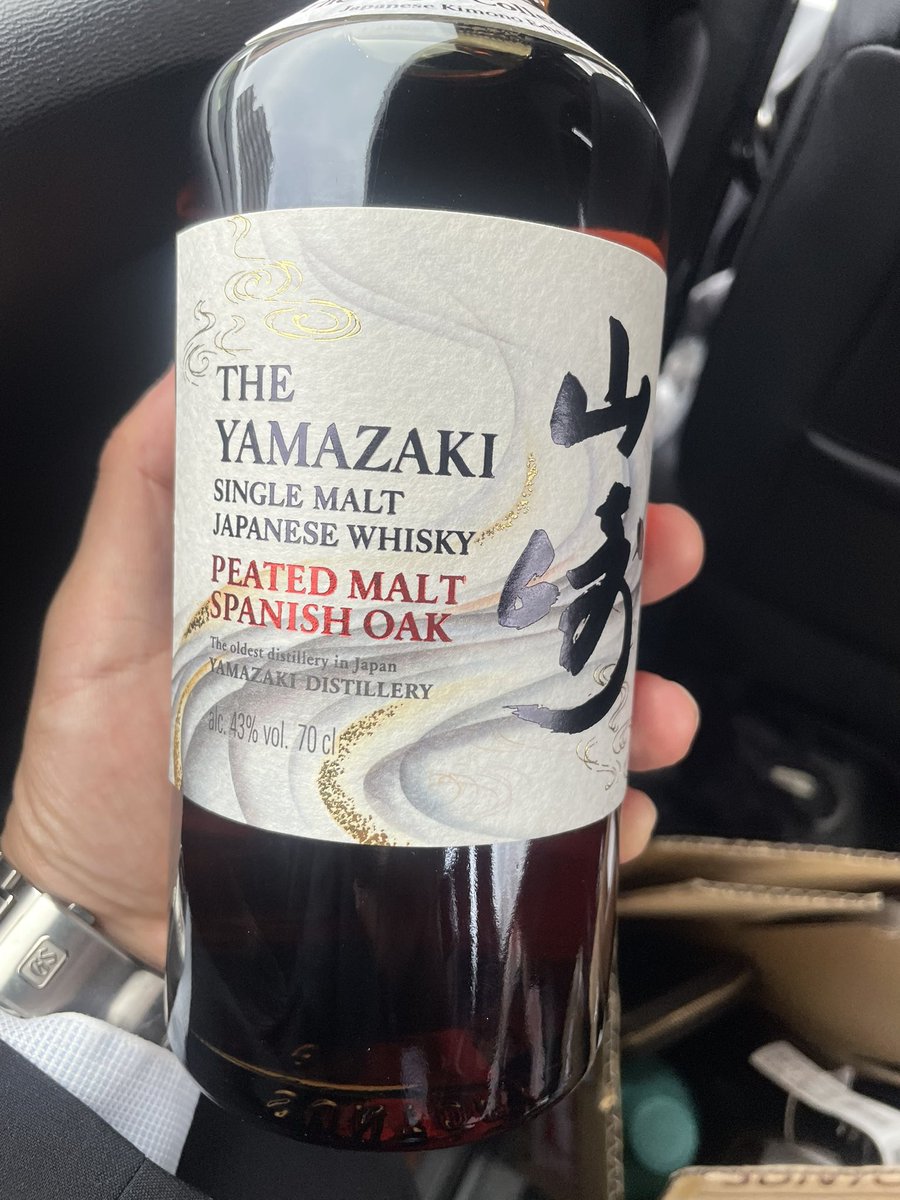 survivalroute's tweet photo. 札幌帰還中のマスターから送られて来た写真です！

山崎のビーテッドモルトとブルックラディ10年。

他にも数本珍しいウィスキーと日本酒も仕入れたようで、札幌から戻って来るのが楽しみですね😊

今週もよろしくお願いします🙇‍♀️

#あさひかわ　#旭川　#さんろく　#バー　#スナック　#カフェ　#プロジェクションマッピング　#日本酒好きな人と繋がりたい #焼酎　#ウイスキー　#映え　#水族館　#デート　#カラオケ　#ワイン　#梅酒　#誕生日　#飲み比べ　#歓送迎会　#ひとり呑み　#ハブ酒　#泡盛

LC2号館　THE ROUTE