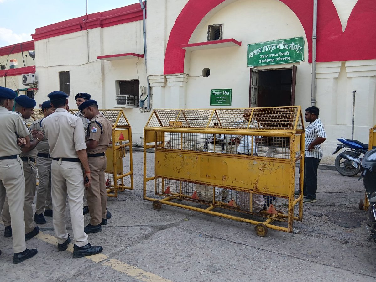 bstvlive's tweet image. अलीगढ़ : रेलवे मजिस्ट्रेट के केबिन में हादसा

➡छत मरम्मत के दौरान गिरा मलबा
➡मजिस्ट्रेट शिवांग सिंह घटना में घायल
➡मौके पर आलाधिकारी पहुंचे, जांच जारी
➡अलीगढ़ रेलवे जंक्शन मजिस्ट्रेट केबिन की घटना

#Aligarh #RailwayAccident #Injury @aligarhpolice