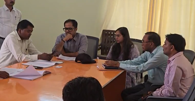 bstvlive's tweet image. चित्रकूट: DM पुलकित गर्ग का पंचायत में औचक निरीक्षण

➡फार्मर रजिस्ट्री कार्य में लापरवाही पर जताई नाराजगी
➡328 लक्ष्य के सापेक्ष 44 रजिस्ट्री अब भी लंबित
➡पंचायत भवन सुधार,लंबित कार्य पूरा करने के निर्देश
➡कर्वी ब्लॉक अंतर्गत सिद्धपुर गांव का मामला

#Chitrakoot