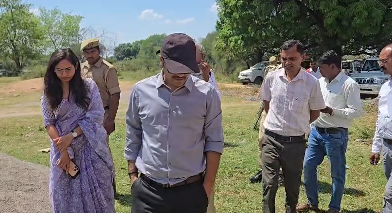 bstvlive's tweet image. चित्रकूट: DM पुलकित गर्ग का पंचायत में औचक निरीक्षण

➡फार्मर रजिस्ट्री कार्य में लापरवाही पर जताई नाराजगी
➡328 लक्ष्य के सापेक्ष 44 रजिस्ट्री अब भी लंबित
➡पंचायत भवन सुधार,लंबित कार्य पूरा करने के निर्देश
➡कर्वी ब्लॉक अंतर्गत सिद्धपुर गांव का मामला

#Chitrakoot