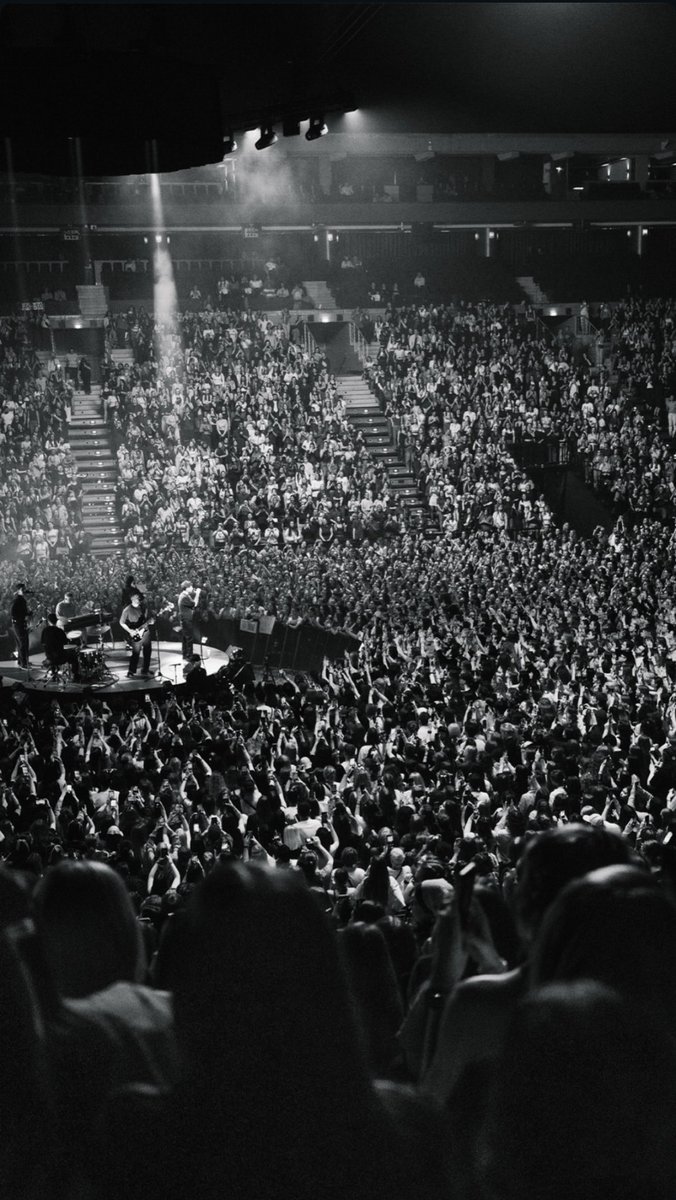 Louis Tomlinson on stage for #HDWGHPrague!