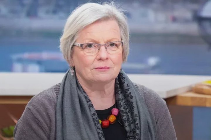 A woman claimed she could smell Parkinson's disease. Scientists tested her with 12 T-shirts—six from patients and six from healthy people. She correctly identified all the patients and flagged one “healthy” person. Eight months later, that person was diagnosed with Parkinson’s.