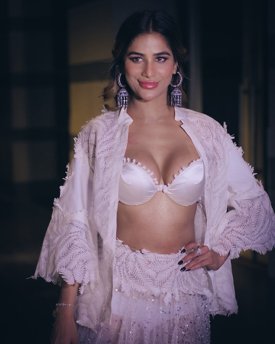 iPoonampandey's tweet photo. Is look pe compliment dena allowed hai ya mandatory? 😏 https://t.co/0CKsEq9ZFU