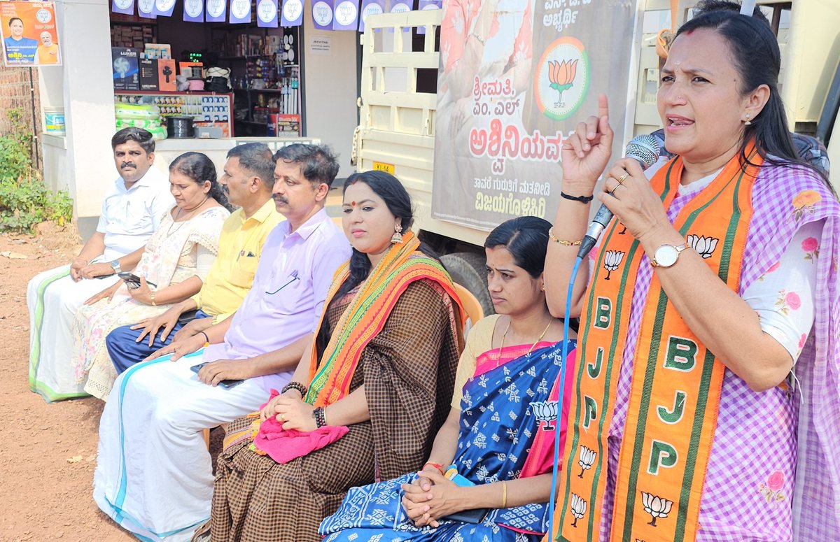 AshwiniML2's tweet photo. NDA Badiadka Mandal election corner meetings kick-started today. The first meeting held at Manya was inaugurated by film and serial actress Lakshmi Priya.
#Vote4Ashwini
#Vote4NDA
#Vote4Development https://t.co/O8RzPirspO